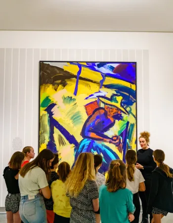 Poppe Fotografie De Nieuwe Vincenten krijgen een rondleiding in het stedelijkmuseum Breda