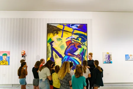 Poppe Fotografie De Nieuwe Vincenten krijgen een rondleiding in het stedelijkmuseum Breda